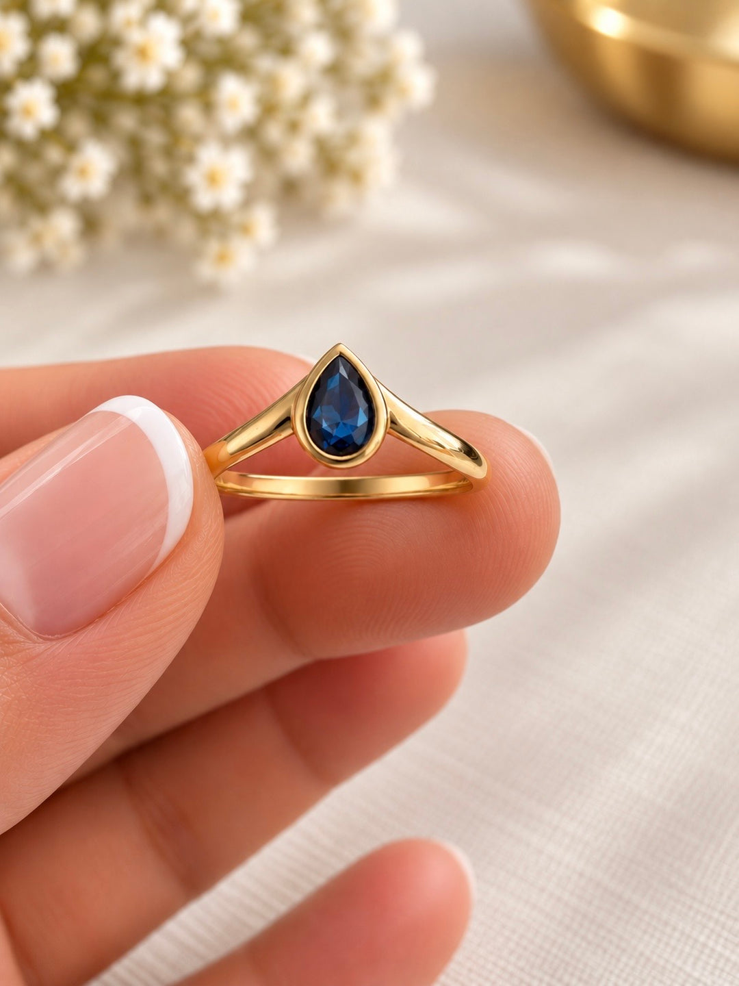 Nahaufnahme des Rings Ghatreh-ye Shab aus 18k Gelbgold mit tief dunkelblauer facettierter Zirkonia
