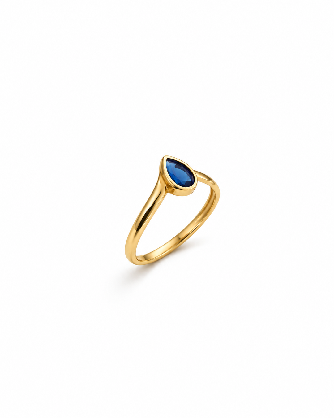 Ghatreh-ye Shab Ring aus 18k Gelbgold mit tropfenförmiger dunkelblauer Zirkonia auf weissem Hintergrund