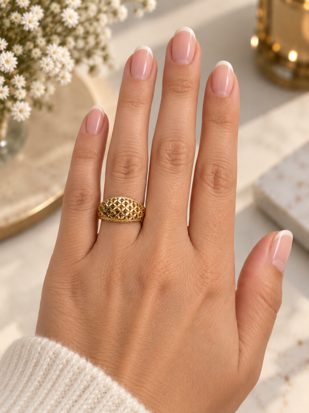     Ring Golestan aus 18k Gelbgold am Finger getragen