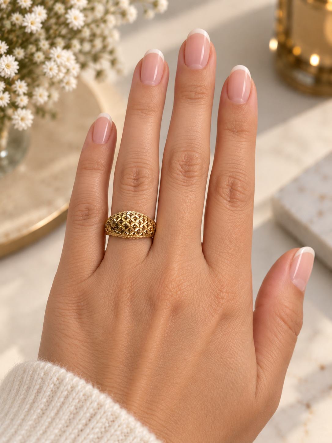     Ring Golestan aus 18k Gelbgold am Finger getragen