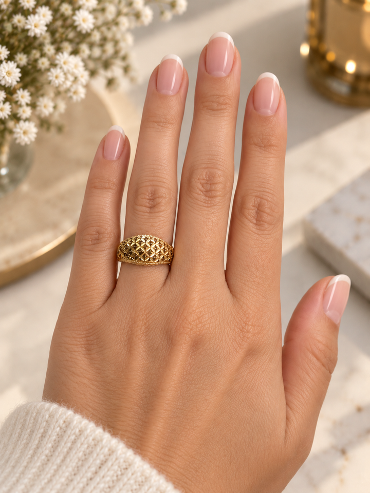     Ring Golestan aus 18k Gelbgold am Finger getragen