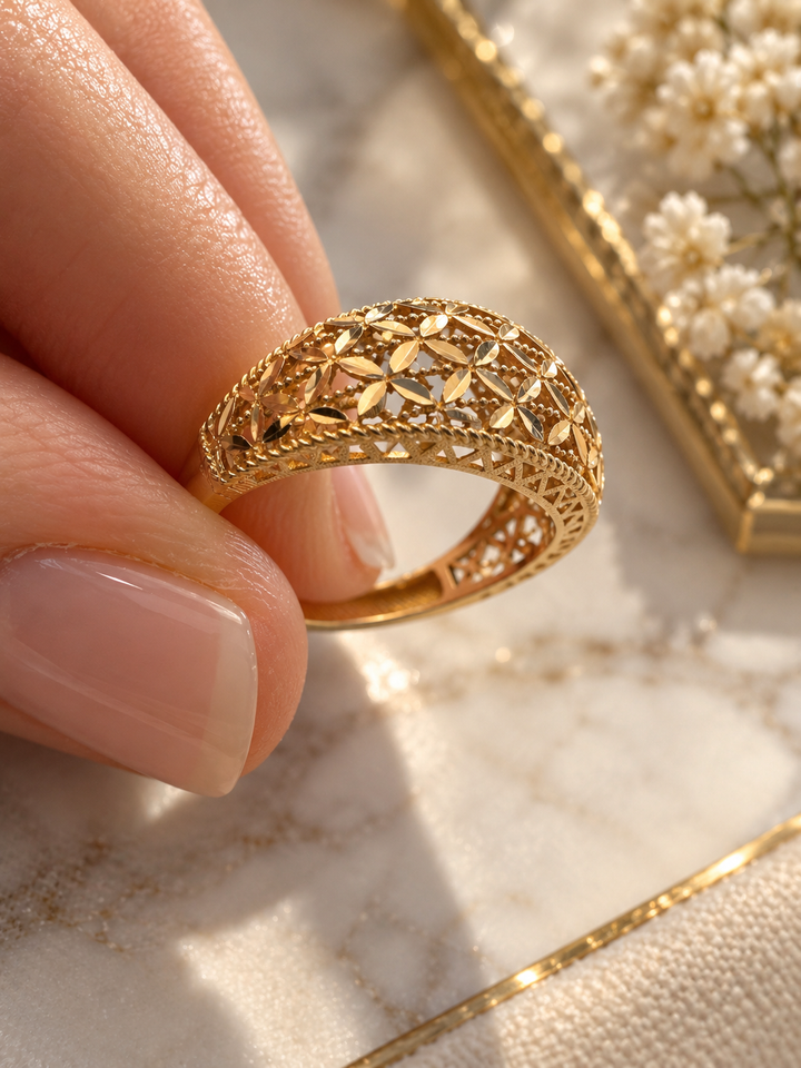     Seitenansicht des gewölbten Golestan Rings aus 18k Gold