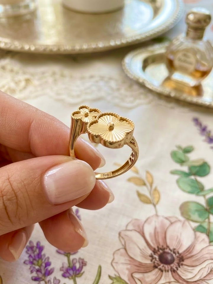 Goldring aus 18 Karat Gelbgold mit zwei floralen Blütenmotiven und feiner Struktur – handgefertigter Schmuck von Ziba Gold.