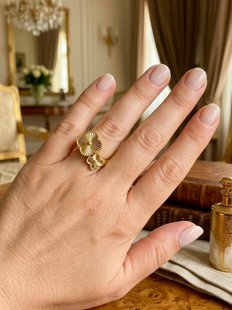 Handgefertigter Ring aus 18 Karat Gelbgold mit zwei filigranen, strukturierten Blütenelementen – Ziba Gold Schmuck aus Basel