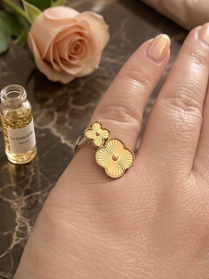 Ring aus 18 Karat Gelbgold mit zwei unterschiedlich grossen Kleeblättern und feiner Strahlenstruktur – Ziba Gold Schmuck aus Basel