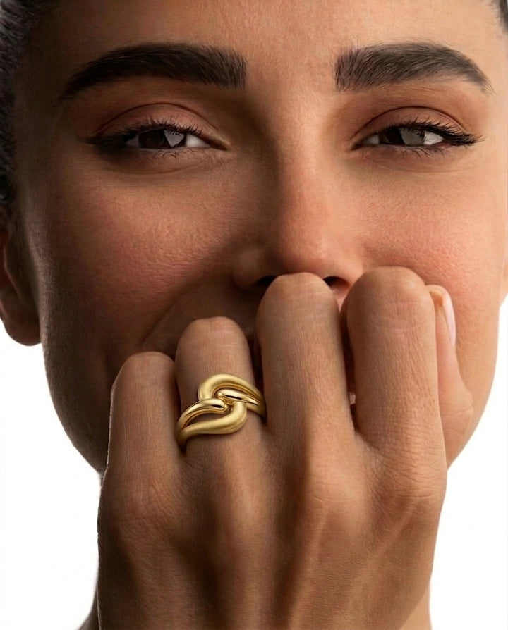 Moderner Damenring aus 18k Gelbgold mit ineinander verschlungenen Linien als Statement-Ring am Finger.
