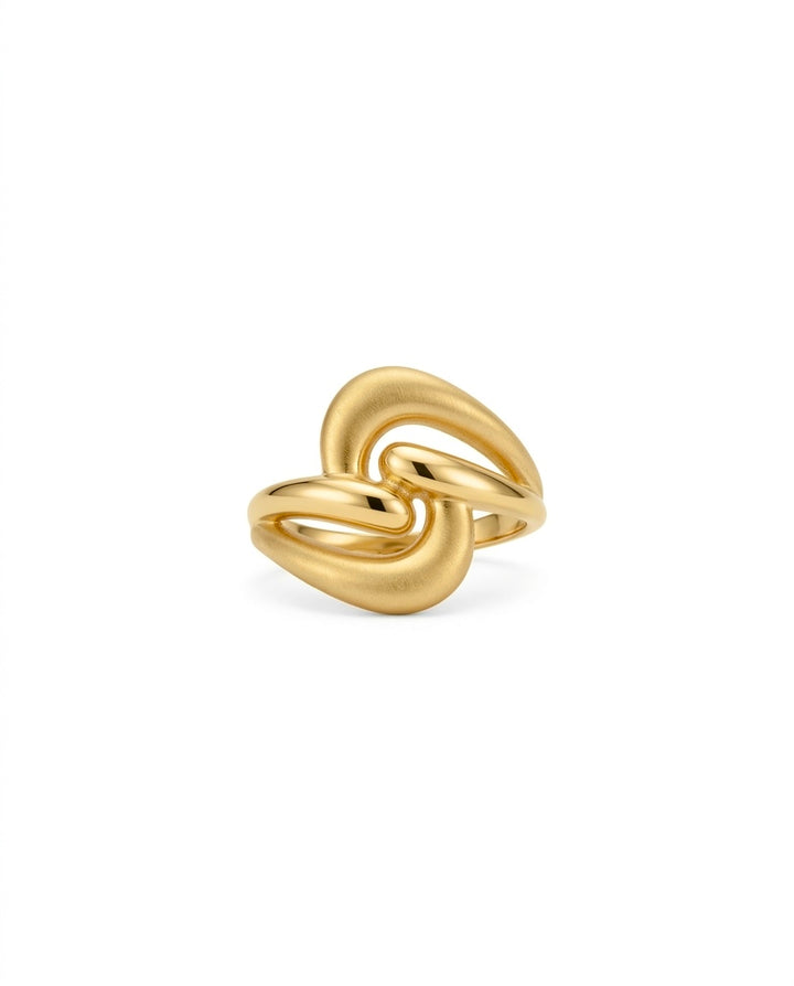 18k Gelbgoldring mit skulpturalem Design, kombiniert aus satinierten und polierten Goldflächen als Freisteller.