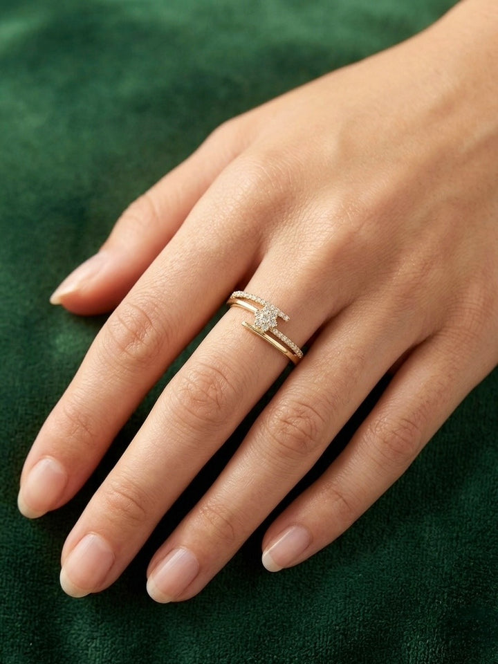 Offener Damenring aus 18k Gelbgold mit funkelnden weissen Zirkonia in floraler Anordnung am Finger getragen.