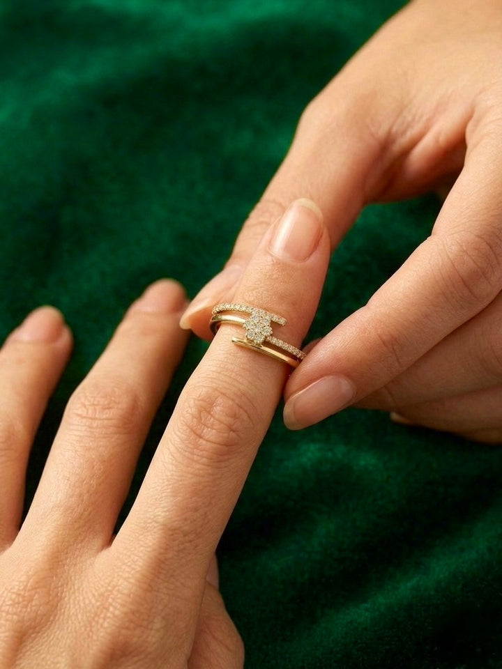 Eleganter Ring aus 18k Gelbgold mit offenem Ringband und Zirkonia-Blüte, getragen an der rechten Hand.