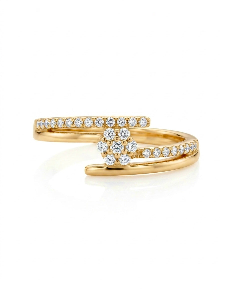 Detailaufnahme eines offenen 18k Gelbgoldrings mit fein gefassten weissen Zirkonia und floraler Mitte.