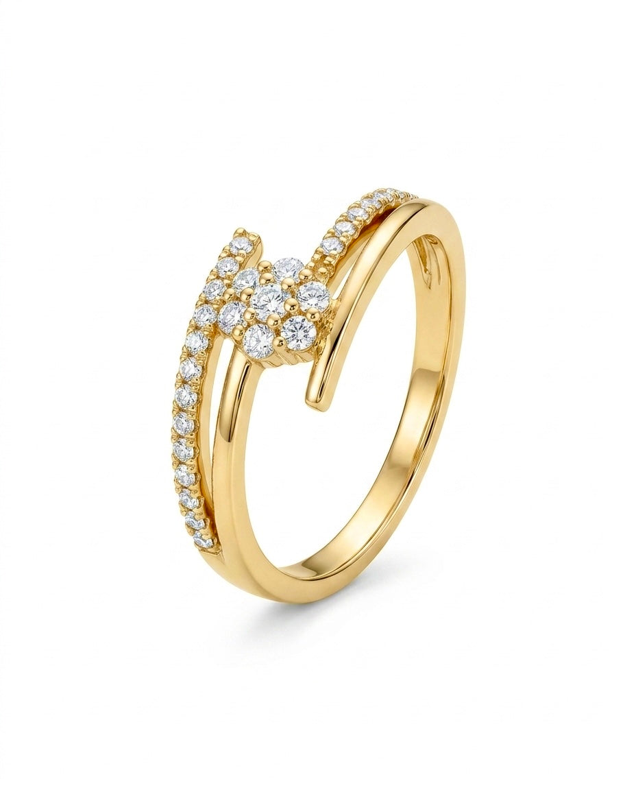 Handgefertigter Ring aus 18k Gelbgold mit offenem Design und weissen Zirkonia aus seitlicher Perspektive.