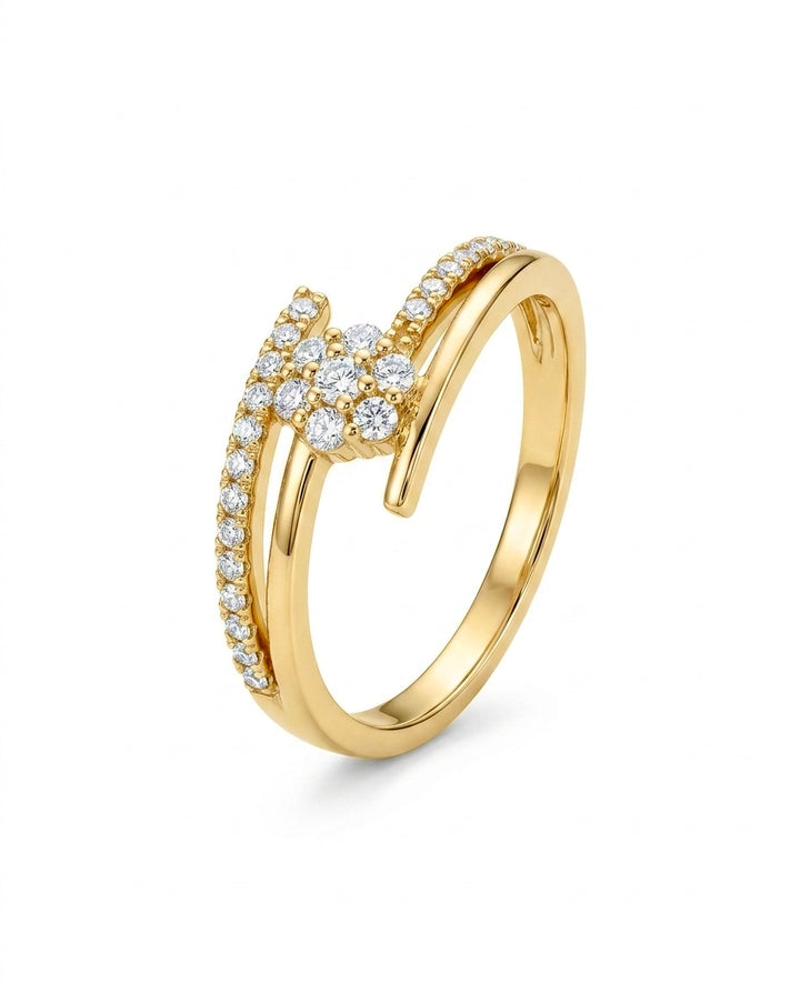Handgefertigter Ring aus 18k Gelbgold mit offenem Design und weissen Zirkonia aus seitlicher Perspektive.