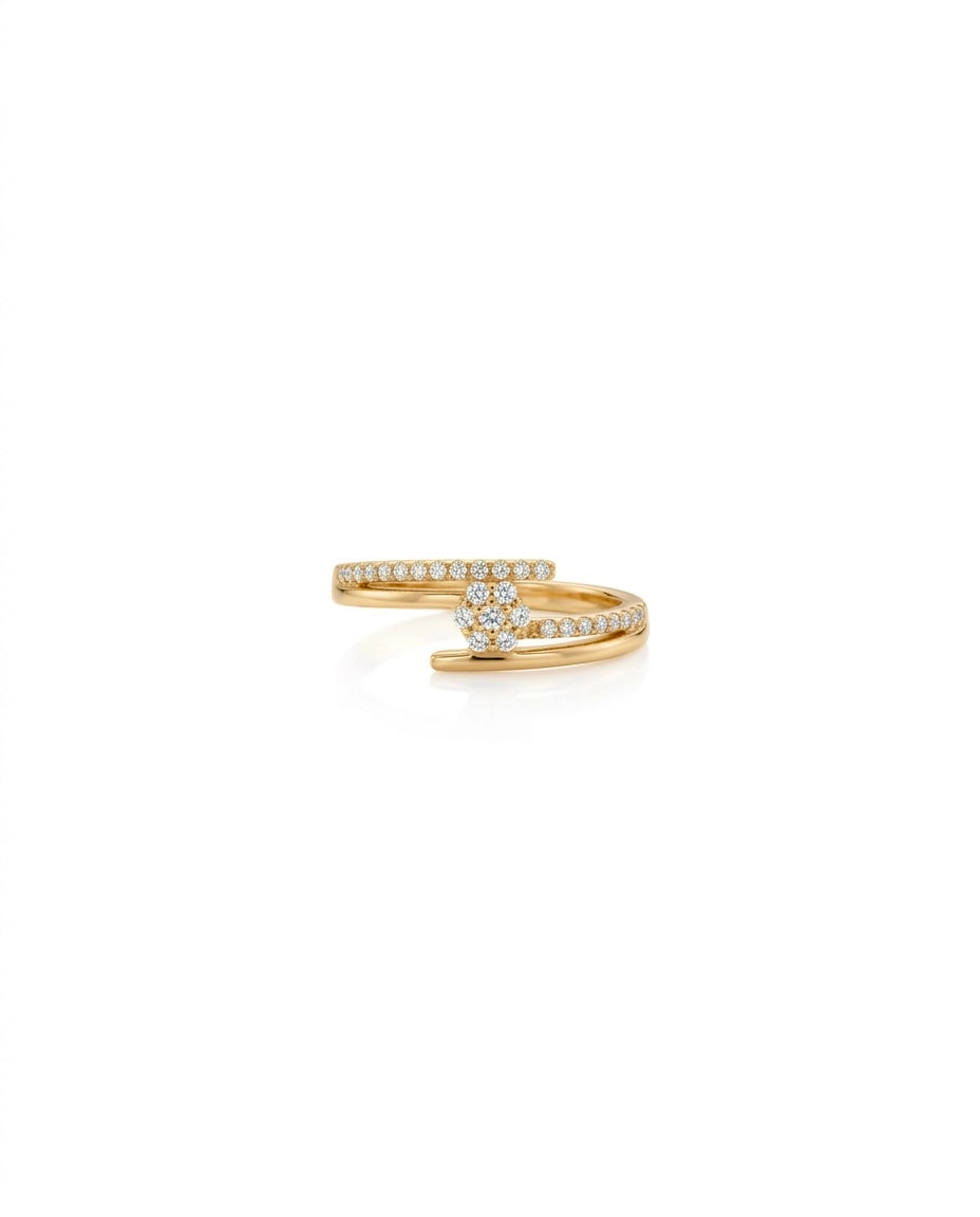 Filigraner Ring aus 18k Gelbgold mit offenem Design und weissen Zirkonia in Blütenform – handgefertigt von Ziba Gold
