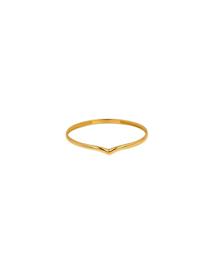 Produktbild: Minimalistischer Ring aus 18k Gelbgold mit V-Silhouette – freigestellt