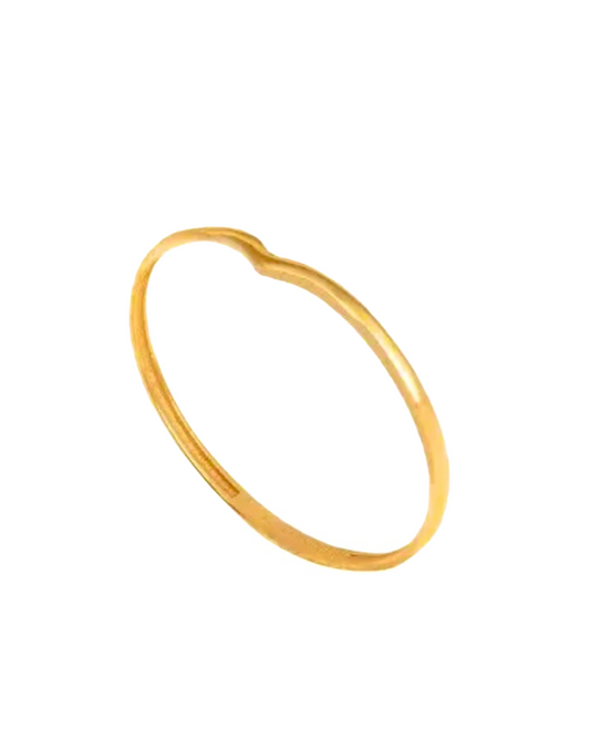 Feiner 18k Goldring, zarte Bandform – Aufnahme von seitlich von oben