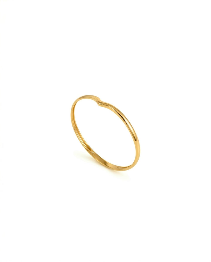Feiner 18k Goldring, zarte Bandform – Aufnahme von seitlich von oben