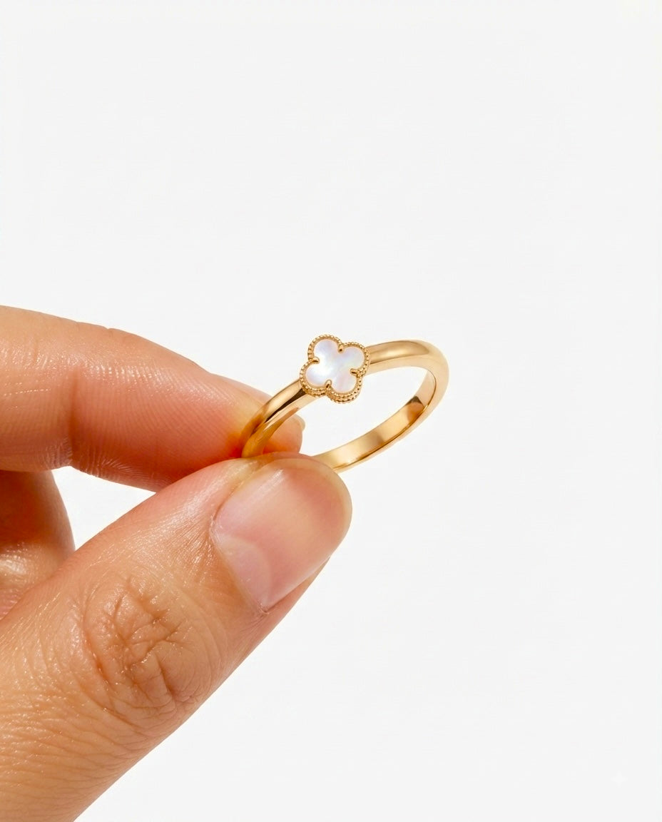 Filigraner Kleeblatt Ring aus 18k Gelbgold mit weißem Perlmutt in Nahaufnahme