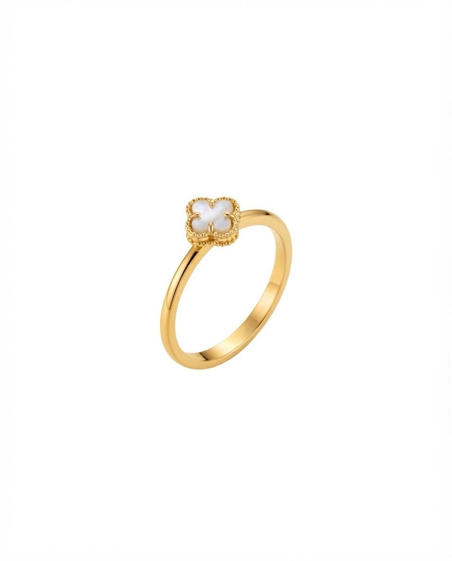18k Gelbgold Ring mit weißem Perlmutt-Kleeblatt und feiner Goldperlenfassung
