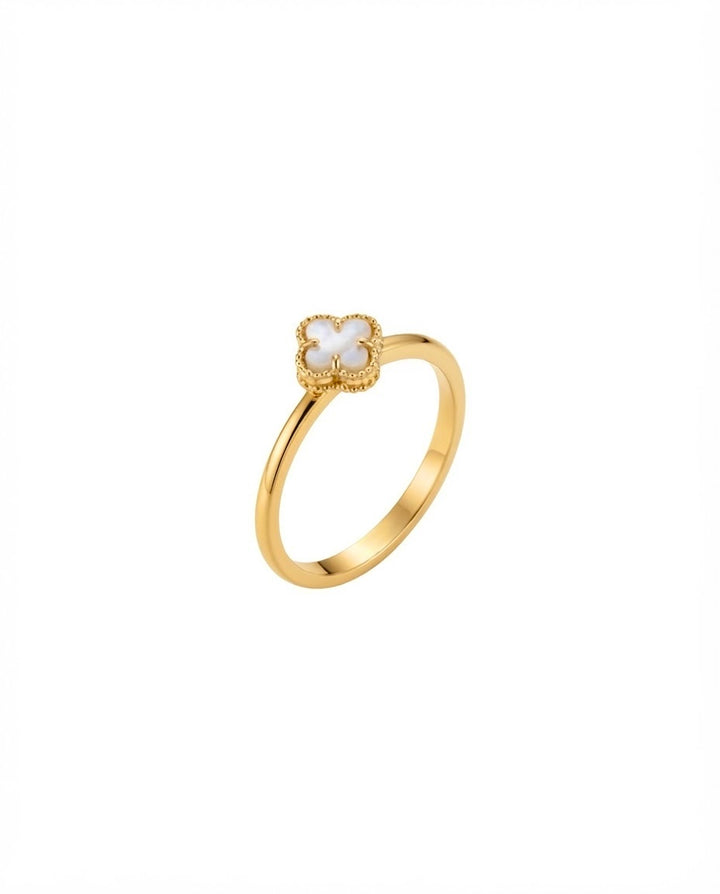 18k Gelbgold Ring mit weißem Perlmutt-Kleeblatt und feiner Goldperlenfassung
