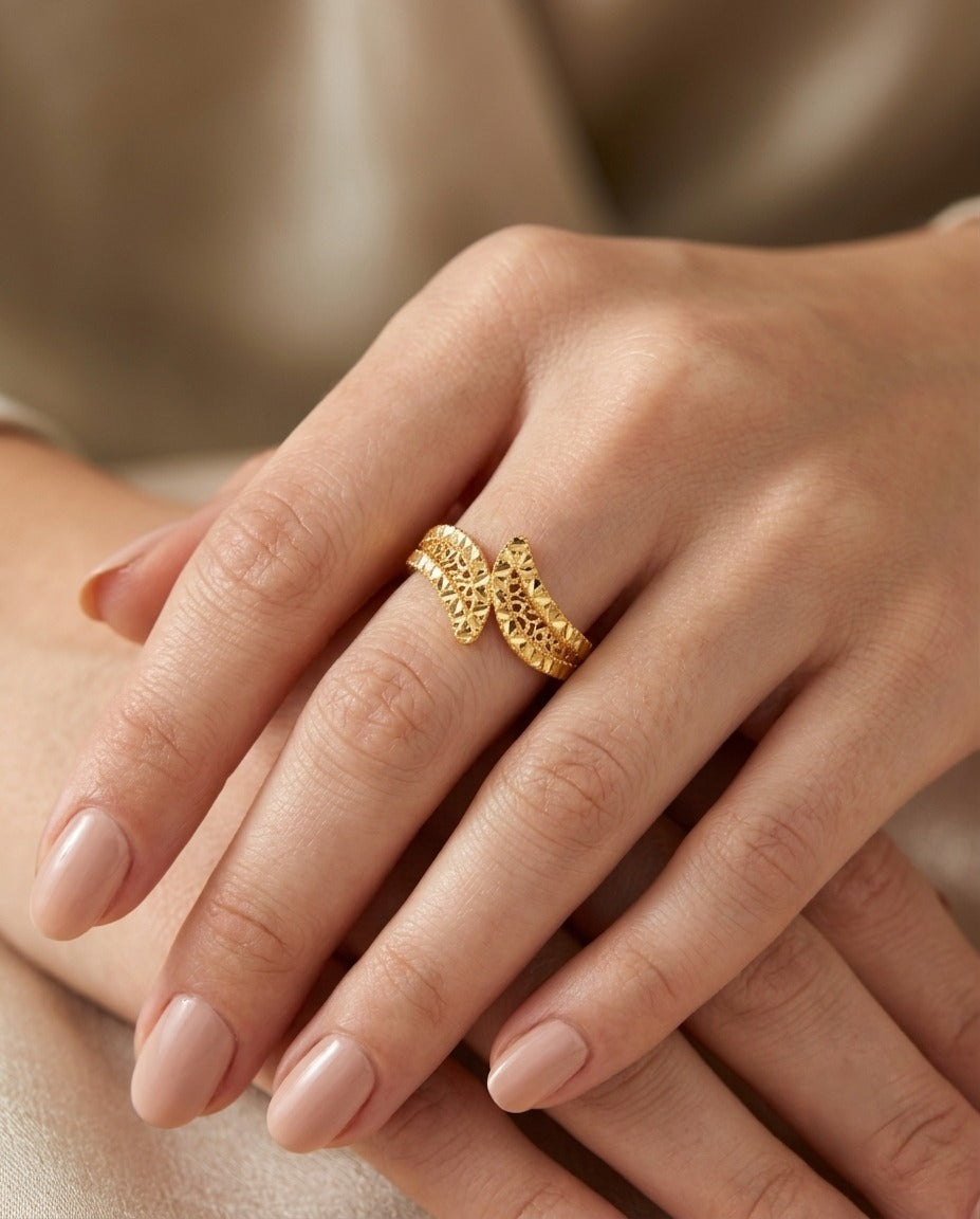 Exklusiver Damenring aus 18 Karat Gelbgold von Ziba Gold. Das kunstvolle Blattdesign mit filigranen Ornamenten und glänzenden Facetten verbindet persische Goldschmiedekunst mit moderner Eleganz und luxuriösem Stil.