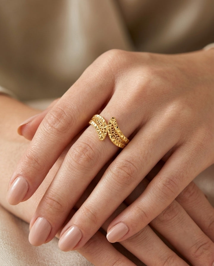 Exklusiver Damenring aus 18 Karat Gelbgold von Ziba Gold. Das kunstvolle Blattdesign mit filigranen Ornamenten und glänzenden Facetten verbindet persische Goldschmiedekunst mit moderner Eleganz und luxuriösem Stil.