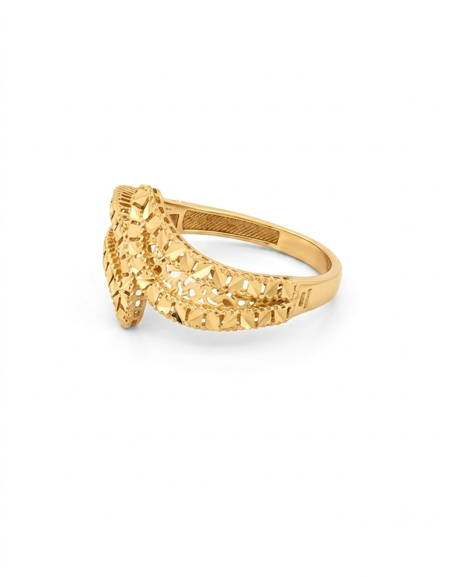 Handgefertigter Ring aus 18 Karat Gelbgold von Ziba Gold mit filigranem Blattmotiv und durchbrochenen Ornamenten. Persische Goldschmiedekunst trifft auf zeitlose Eleganz und luxuriösen Glanz.