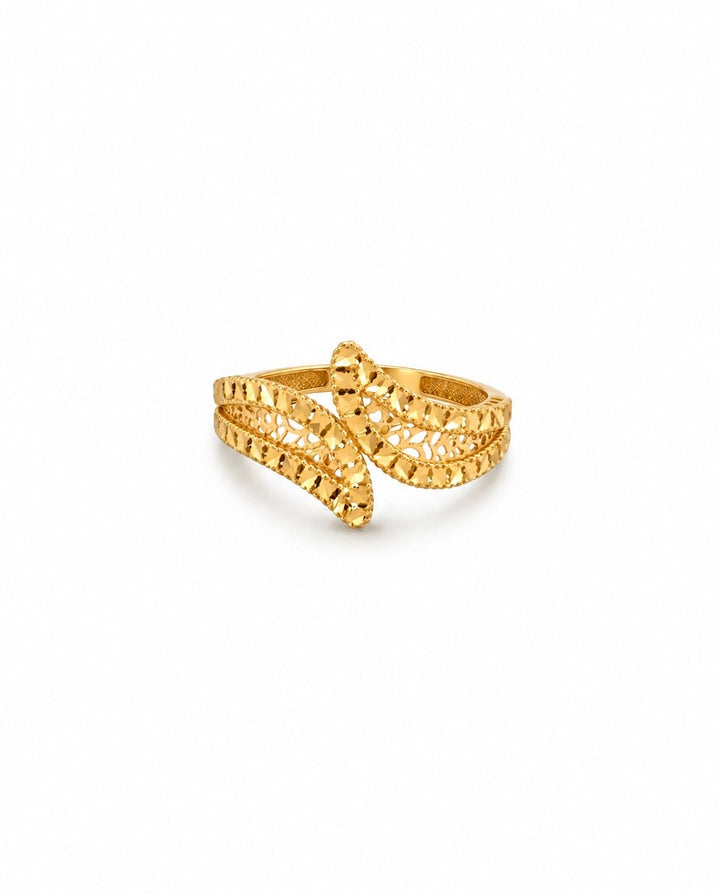 Exklusiver Ring aus 18 Karat Gelbgold von Ziba Gold. Das filigrane, durchbrochene Design mit blattähnlichen Elementen vereint persische Goldschmiedekunst mit zeitloser Eleganz und luxuriösem Glanz.