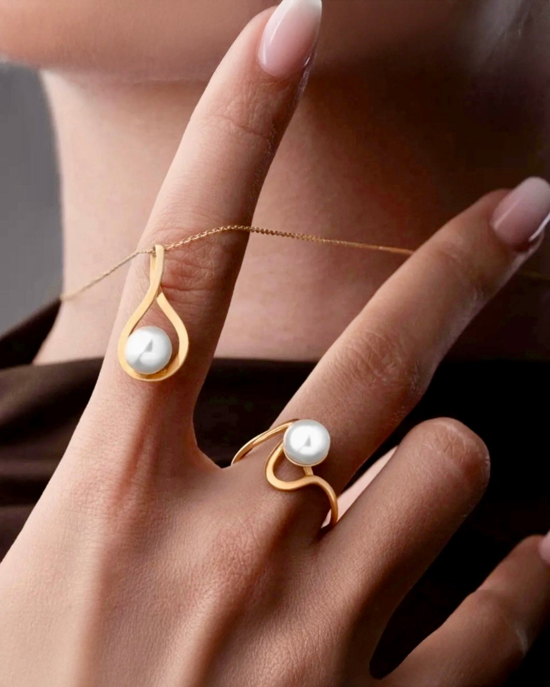 18k Goldring mit Perle, getragen an der Hand, ruhig und modern inszeniert