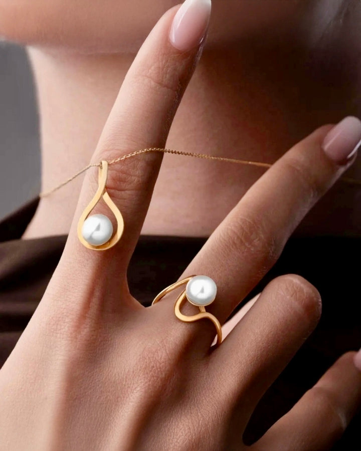 18k Goldring mit Perle, getragen an der Hand, ruhig und modern inszeniert
