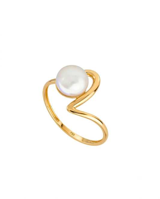 18k Gelbgoldring mit Perle und fliessender, offener Form, freigestelltes Produktbild auf hellem Hintergrund