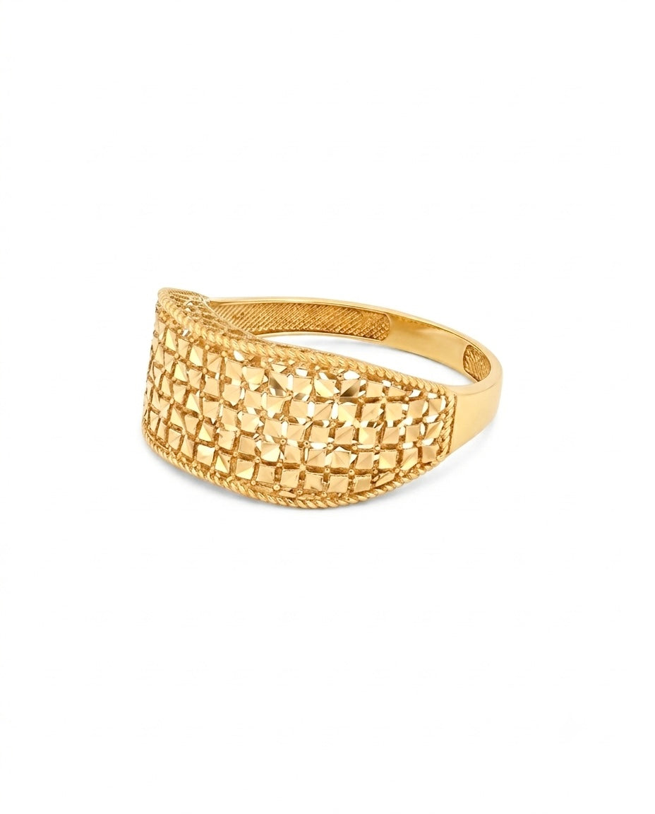 Breiter Ring aus 18-karätigem Gelbgold mit offen gearbeitetem, geometrischem Muster aus zahlreichen diamantierten Quadraten. Die strukturierte Oberfläche reflektiert das Licht aus verschiedenen Winkeln und erzeugt ein funkelndes Erscheinungsbild. Der Ring verjüngt sich zur Rückseite hin für angenehmen Tragekomfort und verbindet moderne Eleganz mit traditioneller Goldschmiedekunst. Freigestellt vor hellem Hintergrund fotografiert.