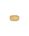 Breiter Ring aus 18-karätigem Gelbgold mit kunstvoll durchbrochenem, geometrischem Gittermuster. Die Oberfläche kombiniert hochglanzpolierte und strukturierte Elemente, wodurch ein lebendiges Lichtspiel entsteht. Der Ring präsentiert sich freigestellt vor hellem Hintergrund und wirkt elegant, modern und zugleich von traditioneller Goldschmiedekunst inspiriert.