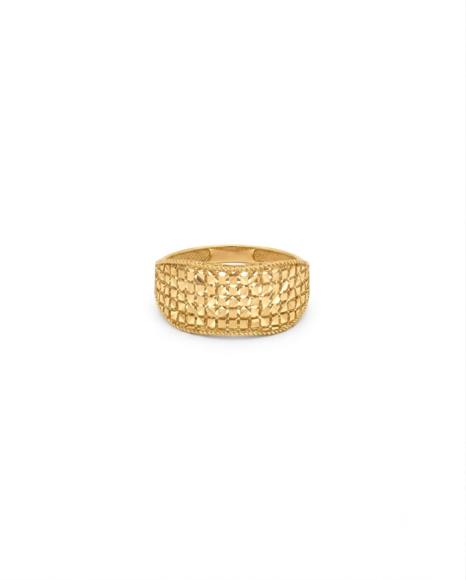 Breiter Ring aus 18-karätigem Gelbgold mit kunstvoll durchbrochenem, geometrischem Gittermuster. Die Oberfläche kombiniert hochglanzpolierte und strukturierte Elemente, wodurch ein lebendiges Lichtspiel entsteht. Der Ring präsentiert sich freigestellt vor hellem Hintergrund und wirkt elegant, modern und zugleich von traditioneller Goldschmiedekunst inspiriert.