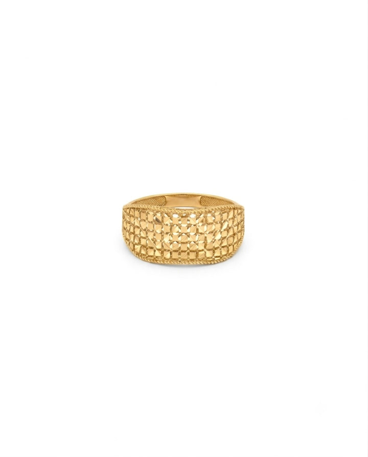 Breiter Ring aus 18-karätigem Gelbgold mit kunstvoll durchbrochenem, geometrischem Gittermuster. Die Oberfläche kombiniert hochglanzpolierte und strukturierte Elemente, wodurch ein lebendiges Lichtspiel entsteht. Der Ring präsentiert sich freigestellt vor hellem Hintergrund und wirkt elegant, modern und zugleich von traditioneller Goldschmiedekunst inspiriert.