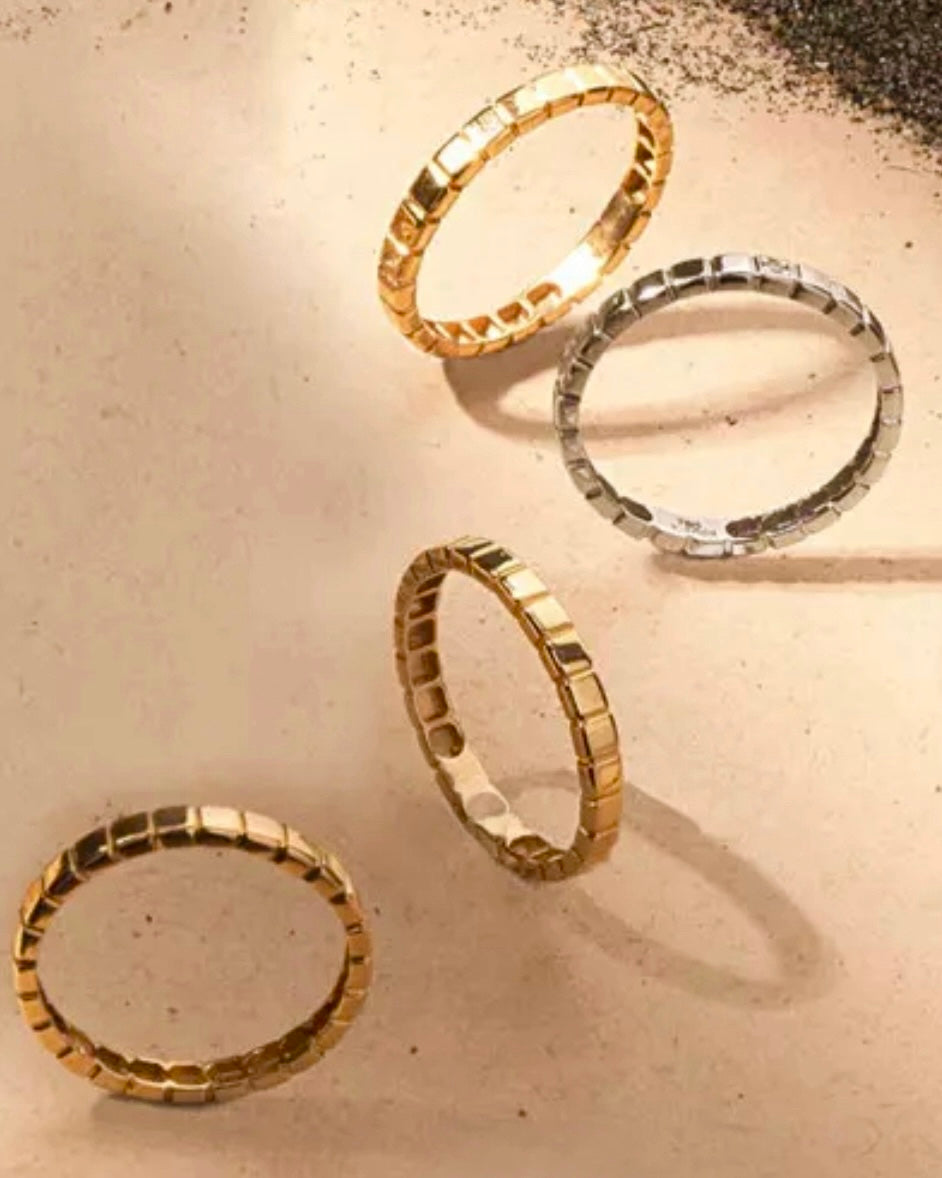 Ring aus 18k Gelbgold – Mozâiik (Mosaik), kunstvoller Bandring mit filigranem Mosaikmuster, handgefertigt für zeitlose Eleganz und stilvolle Individualität.
