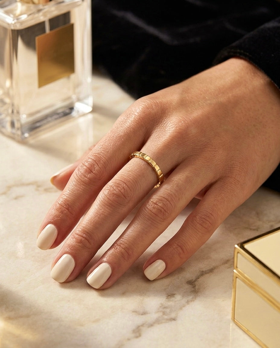 18k Gelbgold Ring mit geometrischer Struktur an einer Hand – eleganter Goldring von ZIBA GOLD.