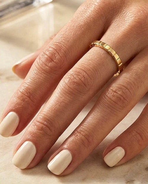 18k Gelbgold Ring mit geometrischer Struktur an einer Hand – eleganter Goldring von ZIBA GOLD.