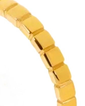 Goldring aus 18k Gelbgold mit quadratischer Musterung – Nahaufnahme