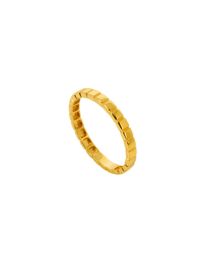 Produktbild eines feinen 18k Goldring mit Mosaik-Struktur – freigestellt