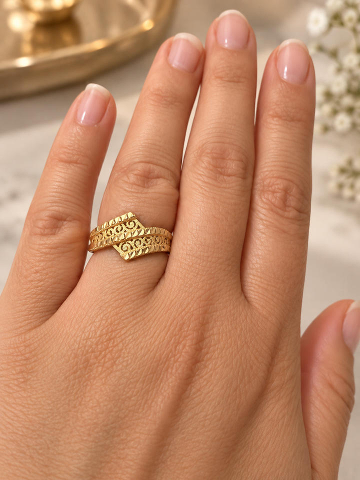 Naqsh Ornament-Ring aus 18k Gelbgold in Grösse 57 getragen an der Hand