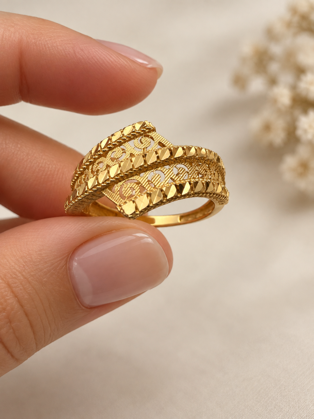 Frontansicht des Naqsh Rings aus 18k Gelbgold mit durchbrochenen Ornamenten auf weissem Hintergrund