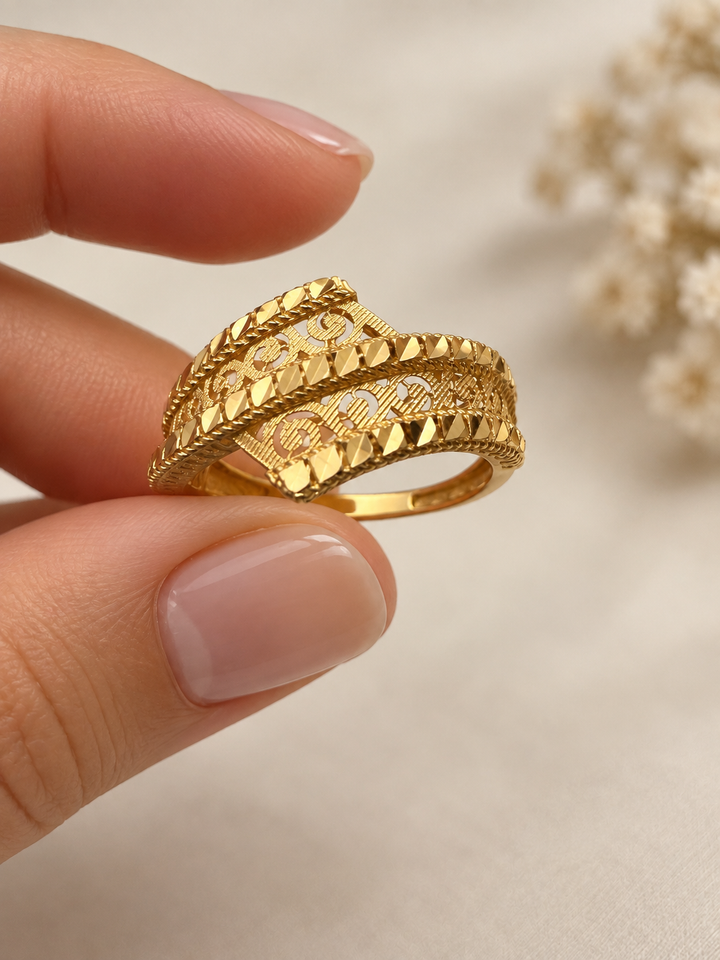 Frontansicht des Naqsh Rings aus 18k Gelbgold mit durchbrochenen Ornamenten auf weissem Hintergrund