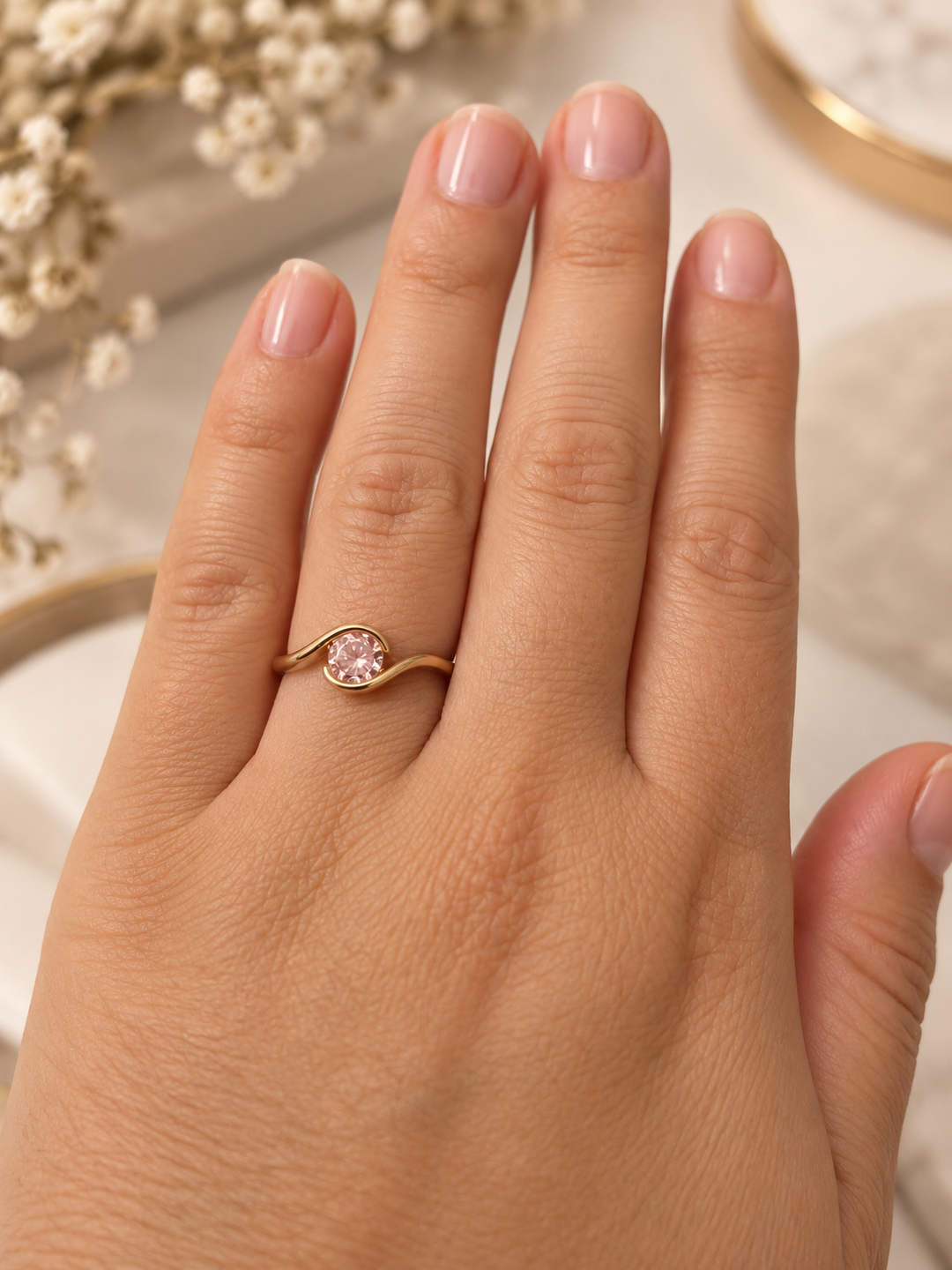 Navazesh Ring aus 18k Gelbgold mit rosa Zirkonia in Grösse 53 getragen an der Hand
