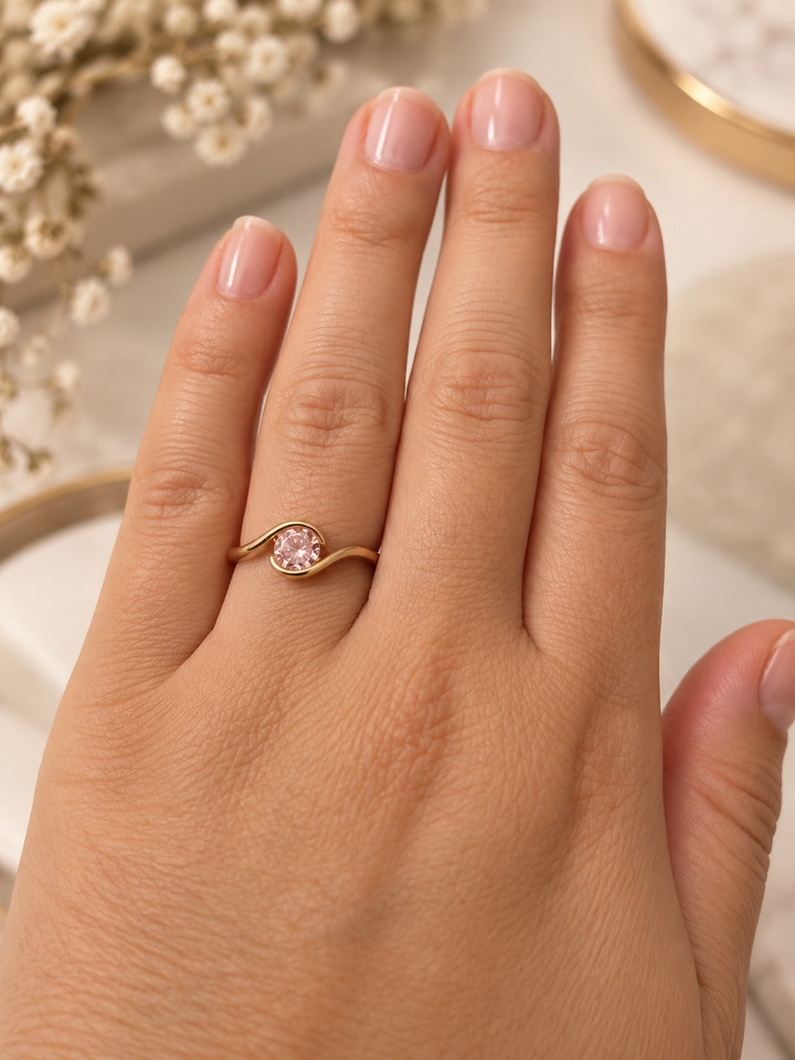 Navazesh Ring aus 18k Gelbgold mit rosa Zirkonia in Grösse 53 getragen an der Hand