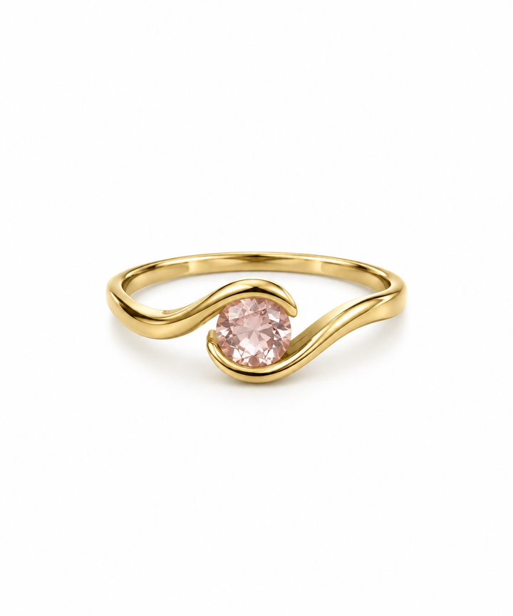 Detailansicht des Navazesh Rings mit geschwungenen Goldlinien und facettierter rosa Zirkonia