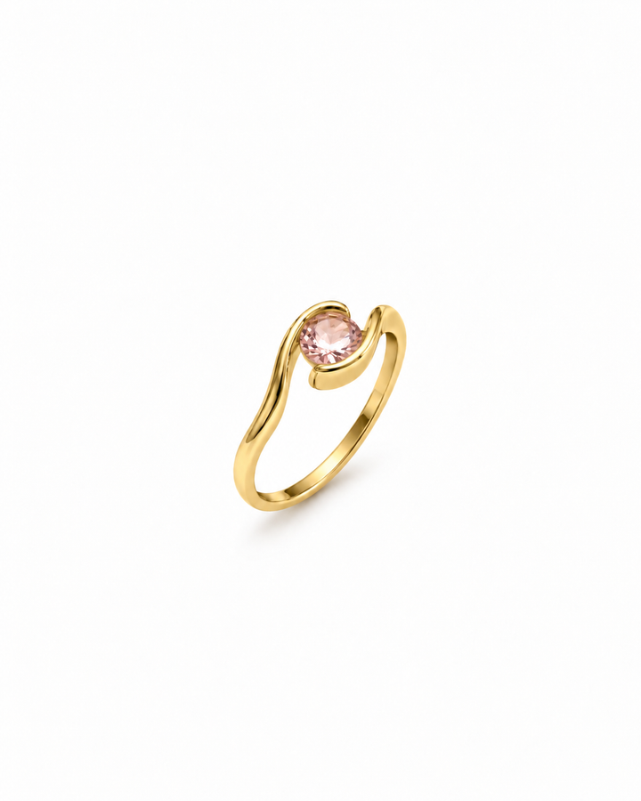 Navazesh Ring aus 18k Gelbgold mit 4 mm grosser rosa Zirkonia auf weissem Hintergrund