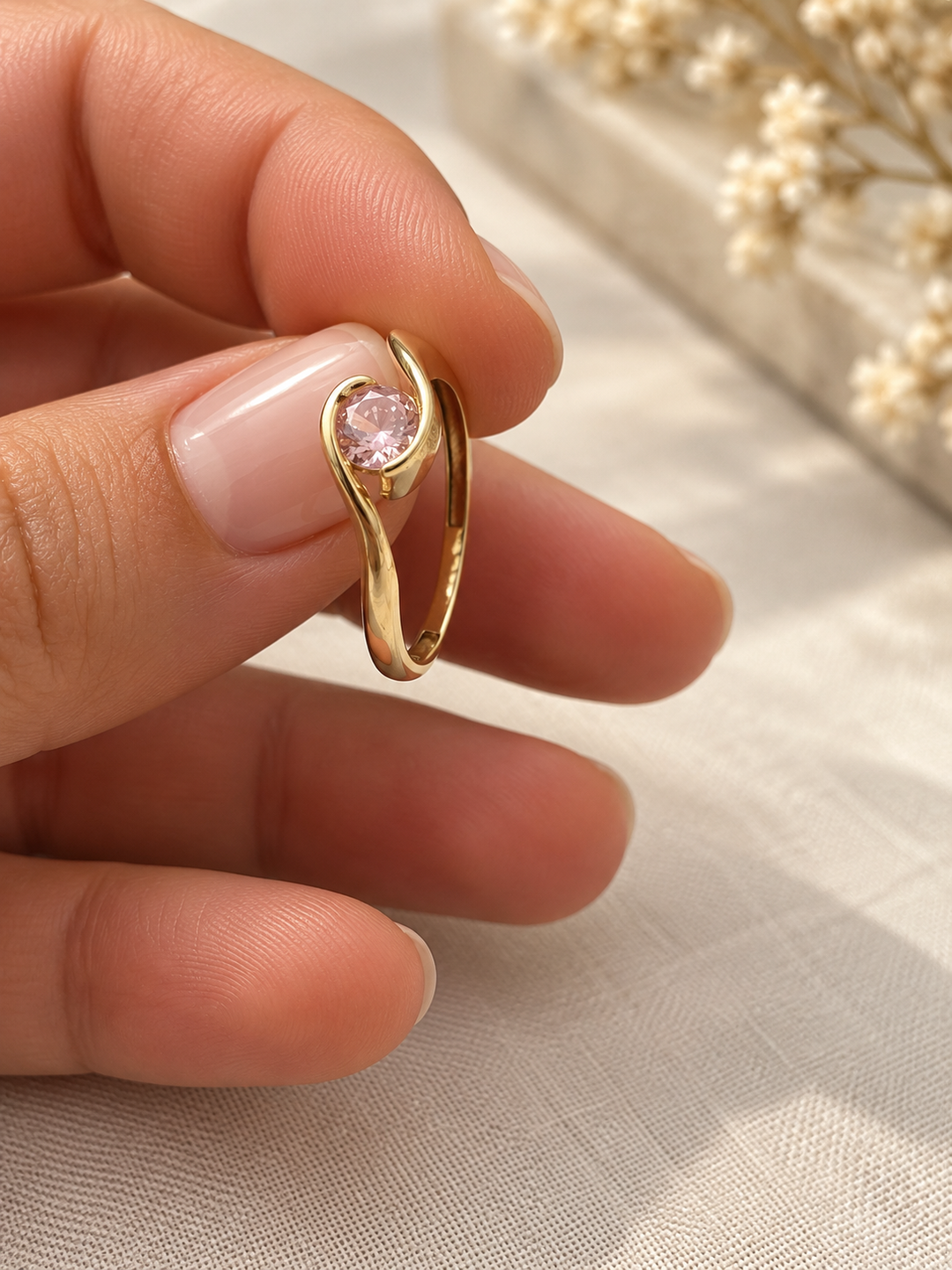 Seitenansicht des Navazesh Rings aus 18k Gelbgold mit zartrosa Zirkonia