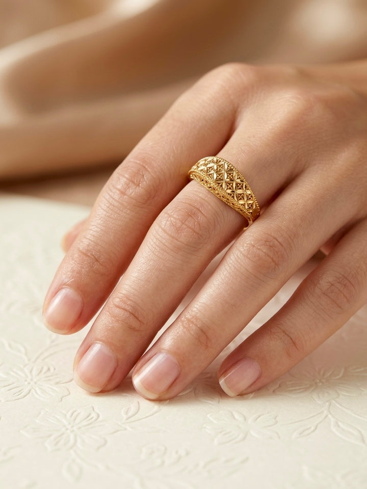 Filigraner Damenring aus 18 Karat Gelbgold mit floralem Blütenmuster, getragen an der Hand – eleganter Goldring von ZIBA GOLD.
