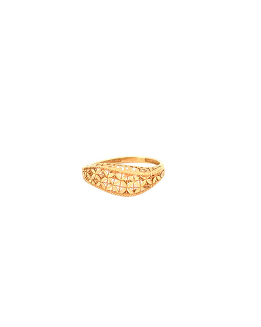 Ring aus 18k Gelbgold mit geometrischem Ornamentmuster, freigestelltes Produktbild