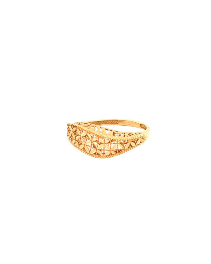 Schräg aufgenommener 18k Gelbgoldring mit fein gravierter Struktur
